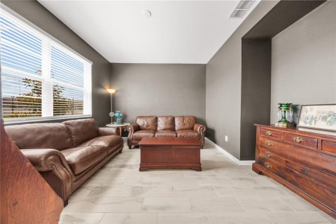 House in MERIDIAN PARKS in Orlando, Florida 5 bedrooms, 286.7 sq.m. № 2167446 - photo 9
