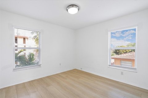 Condo in Miami, Florida, 2 bedrooms № 2082479 - photo 10