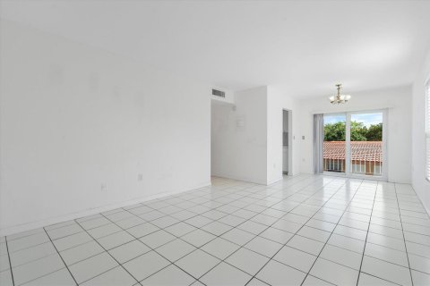 Condo in Miami, Florida, 2 bedrooms № 2082479 - photo 3