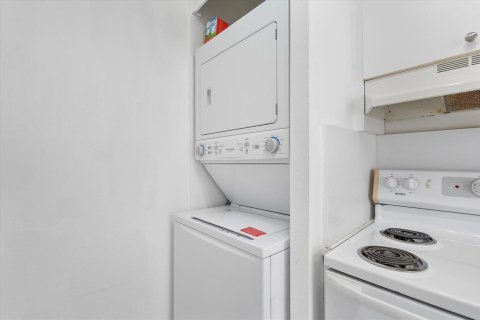 Condo in Miami, Florida, 2 bedrooms № 2082479 - photo 8