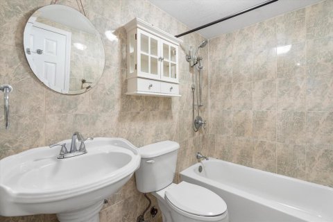Condo in Miami, Florida, 2 bedrooms № 2082479 - photo 11