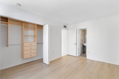 Condo in Miami, Florida, 2 bedrooms № 2082479 - photo 12