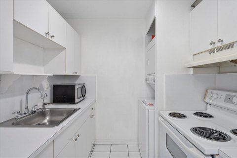 Condo in Miami, Florida, 2 bedrooms № 2082479 - photo 7