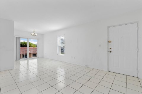 Condo in Miami, Florida, 2 bedrooms № 2082479 - photo 4