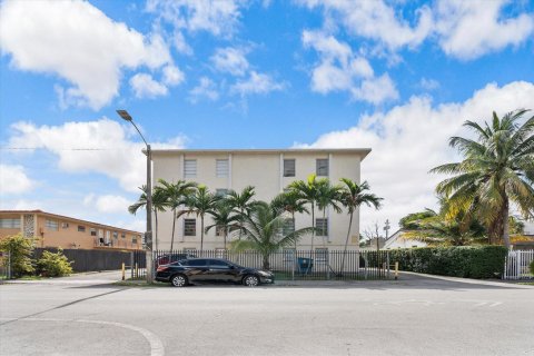 Condo in Miami, Florida, 2 bedrooms № 2082479 - photo 2