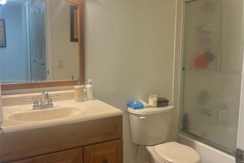 Condo in Tamarac, Florida, 2 bedrooms  № 1979799 - photo 9