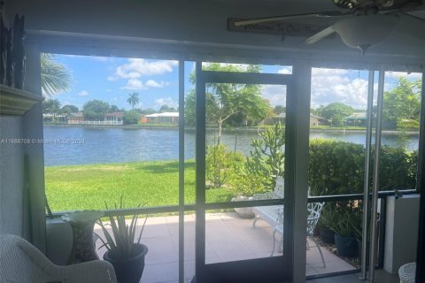 Condo in Tamarac, Florida, 2 bedrooms  № 1979799 - photo 2