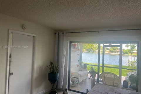 Condo in Tamarac, Florida, 2 bedrooms  № 1979799 - photo 5