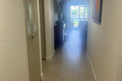 Condo in Tamarac, Florida, 2 bedrooms  № 1979799 - photo 10