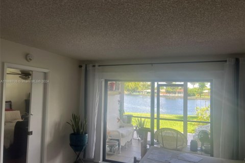 Condo in Tamarac, Florida, 2 bedrooms  № 1979799 - photo 8