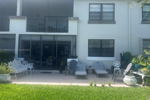 Condo in Tamarac, Florida, 2 bedrooms  № 1979799 - photo 1