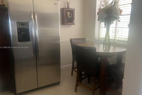 Condo in Tamarac, Florida, 2 bedrooms  № 1979799 - photo 11