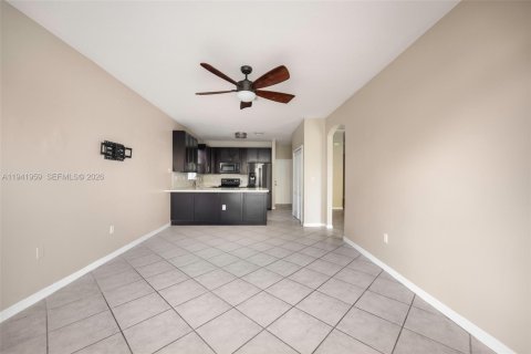 House in Miami, Florida 4 bedrooms, 182.27 sq.m. № 2000442 - photo 2