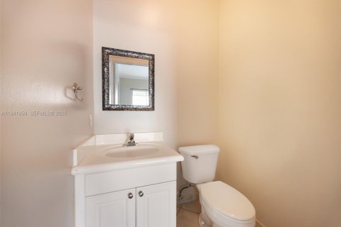 House in Miami, Florida 4 bedrooms, 182.27 sq.m. № 2000442 - photo 12