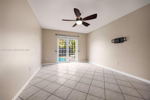 House in Miami, Florida 4 bedrooms, 182.27 sq.m. № 2000442 - photo 3