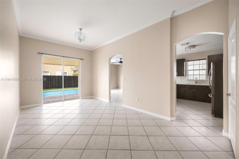 House in Miami, Florida 4 bedrooms, 182.27 sq.m. № 2000442 - photo 5