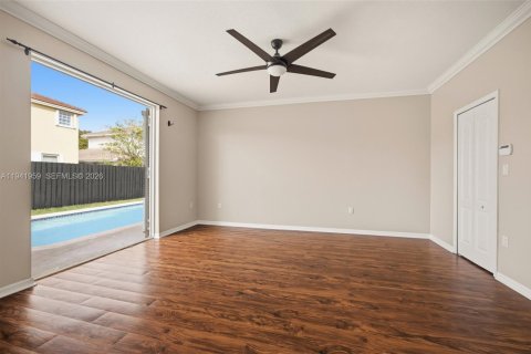 House in Miami, Florida 4 bedrooms, 182.27 sq.m. № 2000442 - photo 8