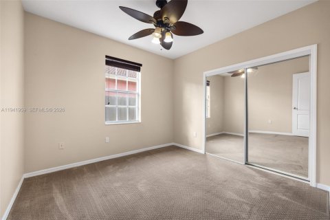 House in Miami, Florida 4 bedrooms, 182.27 sq.m. № 2000442 - photo 6