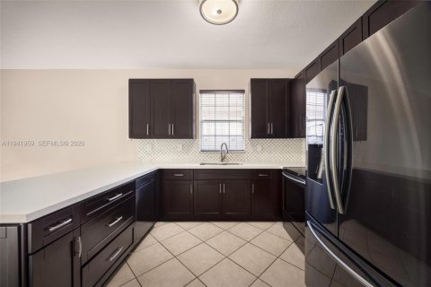 House in Miami, Florida 4 bedrooms, 182.27 sq.m. № 2000442 - photo 4