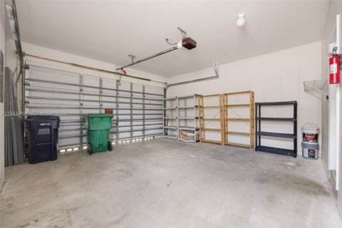 House in Miami, Florida 4 bedrooms, 182.27 sq.m. № 2000442 - photo 13