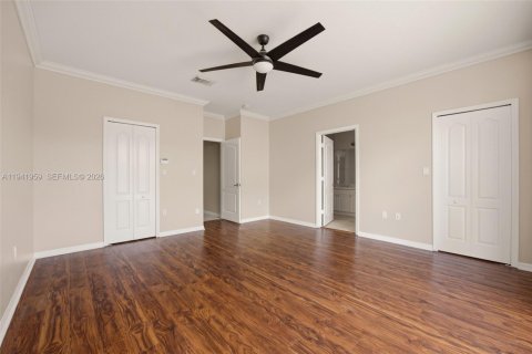 House in Miami, Florida 4 bedrooms, 182.27 sq.m. № 2000442 - photo 9