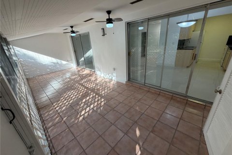 Villa ou maison à louer à Coral Gables, Floride: 2 chambres, 202.16 m2 № 1963907 - photo 16