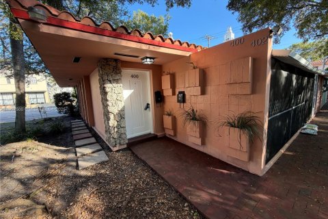 Villa ou maison à louer à Coral Gables, Floride: 2 chambres, 202.16 m2 № 1963907 - photo 1