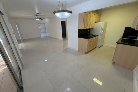 Villa ou maison à louer à Coral Gables, Floride: 2 chambres, 202.16 m2 № 1963907 - photo 14