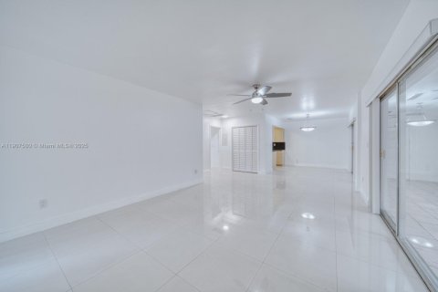 Villa ou maison à louer à Coral Gables, Floride: 2 chambres, 202.16 m2 № 1963907 - photo 19