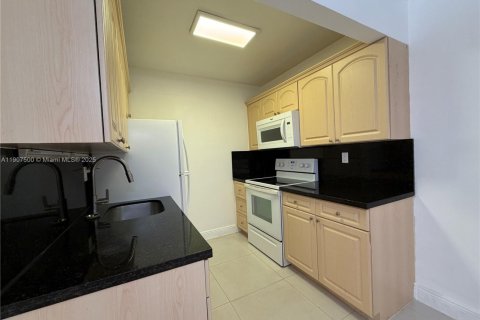 Villa ou maison à louer à Coral Gables, Floride: 2 chambres, 202.16 m2 № 1963907 - photo 3