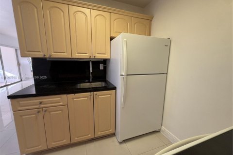 Villa ou maison à louer à Coral Gables, Floride: 2 chambres, 202.16 m2 № 1963907 - photo 12