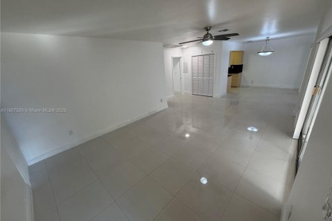 Villa ou maison à louer à Coral Gables, Floride: 2 chambres, 202.16 m2 № 1963907 - photo 13