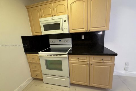 Villa ou maison à louer à Coral Gables, Floride: 2 chambres, 202.16 m2 № 1963907 - photo 11