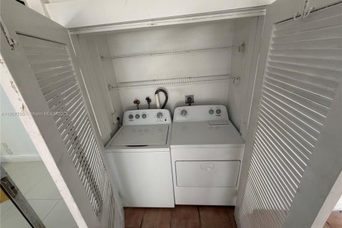 Villa ou maison à louer à Coral Gables, Floride: 2 chambres, 202.16 m2 № 1963907 - photo 5