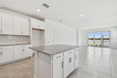 House in Lakewood Ranch, Florida 2 bedrooms, 155.24 sq.m. № 1720231 - photo 11