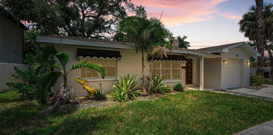 House in Saint Petersburg, Florida 2 bedrooms, 125.14 sq.m. № 2227917