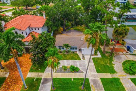 House in Saint Petersburg, Florida 2 bedrooms, 125.14 sq.m. № 2227917 - photo 4