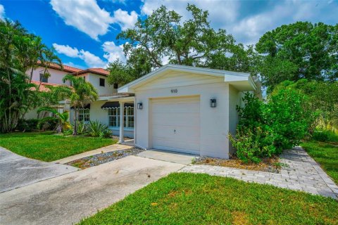 House in Saint Petersburg, Florida 2 bedrooms, 125.14 sq.m. № 2227917 - photo 8