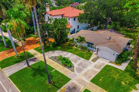 House in Saint Petersburg, Florida 2 bedrooms, 125.14 sq.m. № 2227917 - photo 3