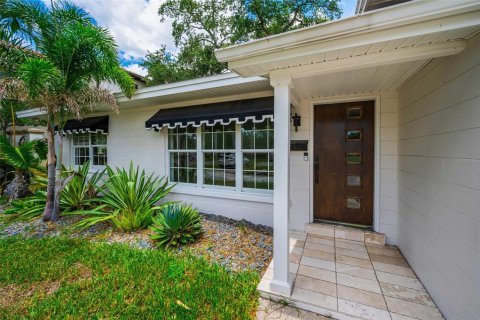 House in Saint Petersburg, Florida 2 bedrooms, 125.14 sq.m. № 2227917 - photo 7