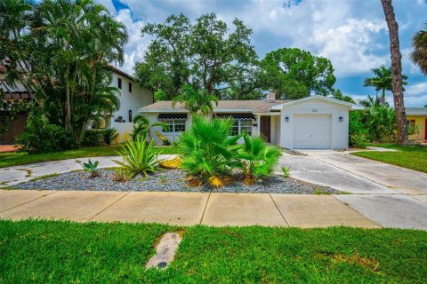 House in Saint Petersburg, Florida 2 bedrooms, 125.14 sq.m. № 2227917 - photo 6