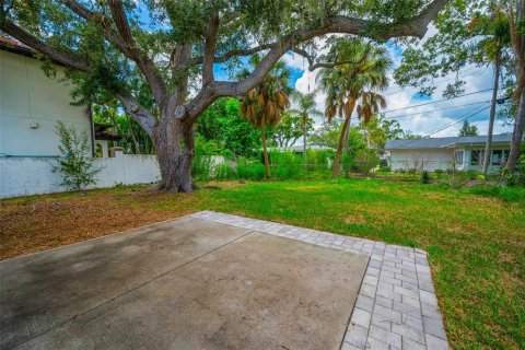 House in Saint Petersburg, Florida 2 bedrooms, 125.14 sq.m. № 2227917 - photo 18