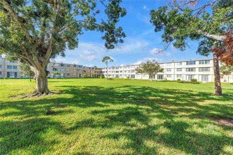 Condo in Saint Petersburg, Florida, 2 bedrooms  № 2208267 - photo 16