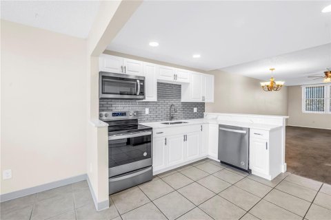 Condo in Saint Petersburg, Florida, 2 bedrooms  № 2208267 - photo 5