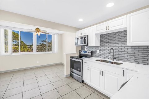 Condo in Saint Petersburg, Florida, 2 bedrooms  № 2208267 - photo 8