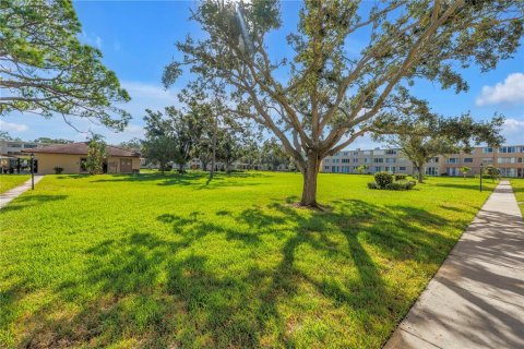 Condo in Saint Petersburg, Florida, 2 bedrooms  № 2208267 - photo 28