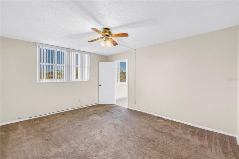 Condo in Saint Petersburg, Florida, 2 bedrooms  № 2208267 - photo 19