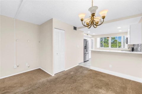Condo in Saint Petersburg, Florida, 2 bedrooms  № 2208267 - photo 27