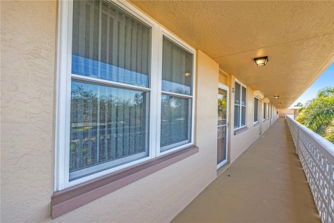 Condo in Saint Petersburg, Florida, 2 bedrooms  № 2208267 - photo 3