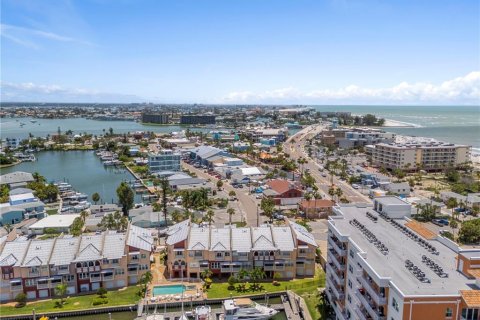 Townhouse in Madeira Beach, Florida 3 bedrooms, 206.52 sq.m. № 2235996 - photo 13